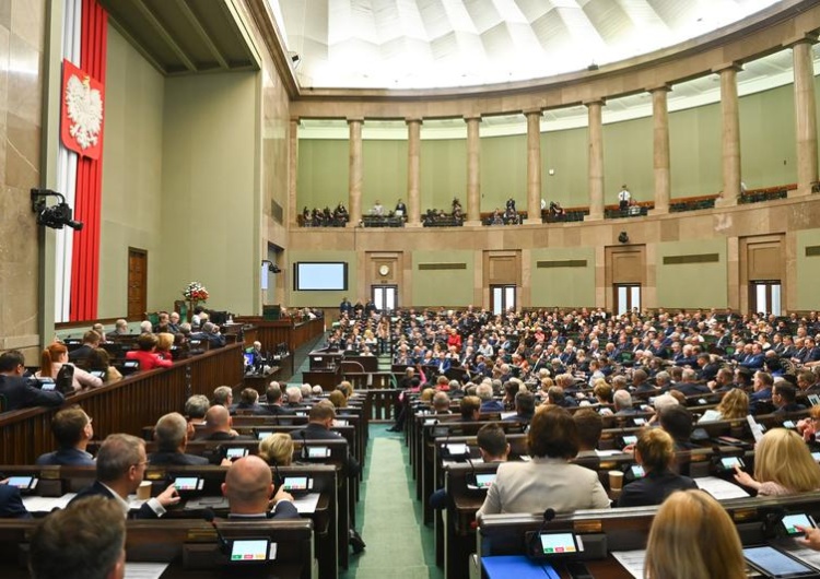  [najnowszy sondaż] Status quo utrzymane, ale znacząco wzrosło poparcie dla jednej partii