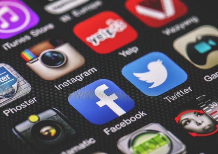 PE przyjął nowe przepisy ws. usług w internecie. Media społecznościowe będą musiały