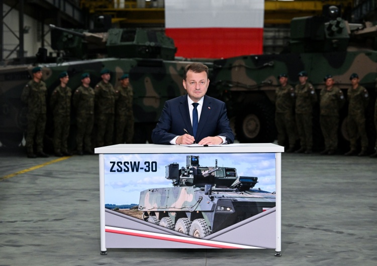 Szef MON zatwierdził umowę na bezzałogowe wieże dla transporterów Rosomak. Wartość kontraktu to 1,7 mld zł