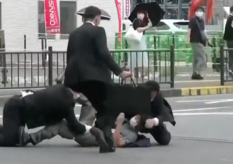  [WIDEO] Są nagrania ze śmiertelnego zamachu na byłego premiera Japonii. „Upadł po drugim wystrzale. Krwawił”