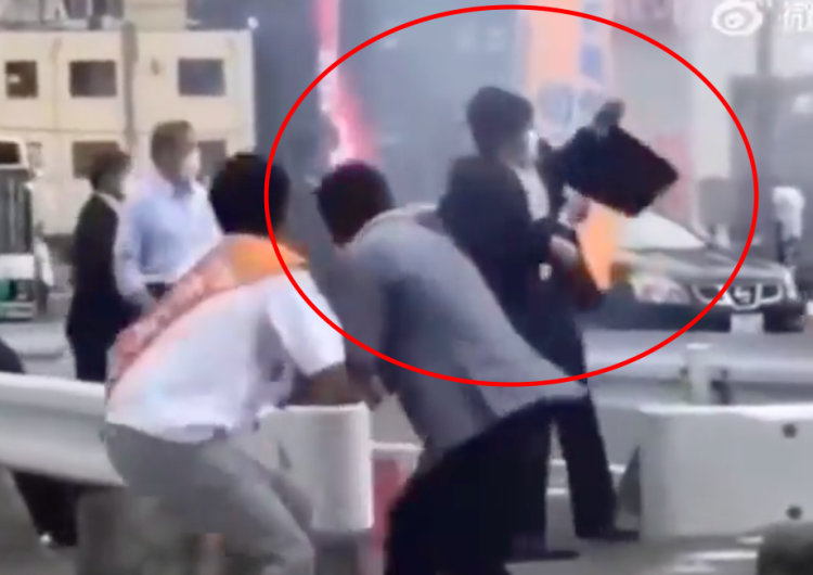  [WIDEO] Zabójstwo byłego premiera Japonii. Na nagraniu widać co robili ochroniarze