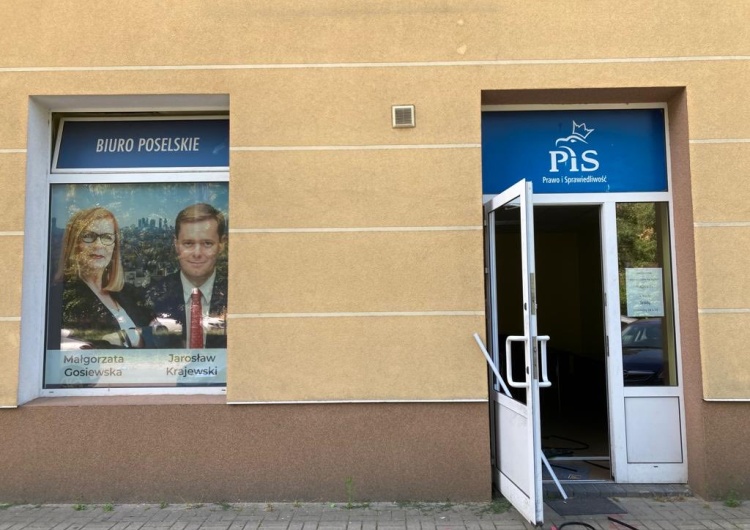 Zdewastowano biuro PiS „O takie działania panu chodziło, panie ⁦Tusk?”. Dewastacja biura PiS [FOTO]