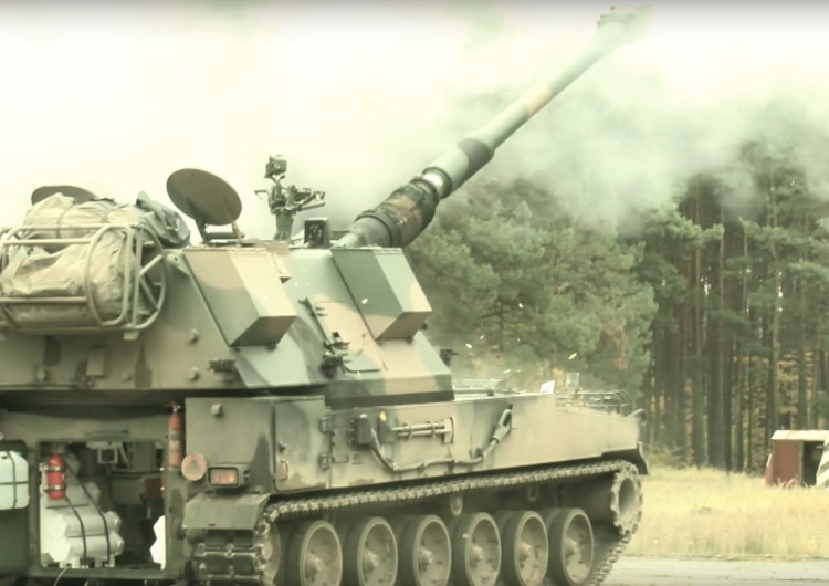 Armatohaubica Krab podczas oddawania strzału