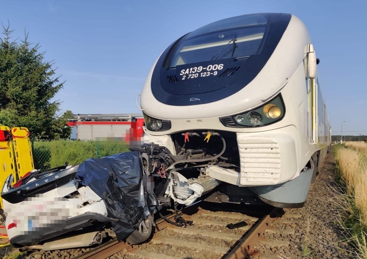 Koszmarny wypadek na przejeździe kolejowym. Nie żyją 3 osoby