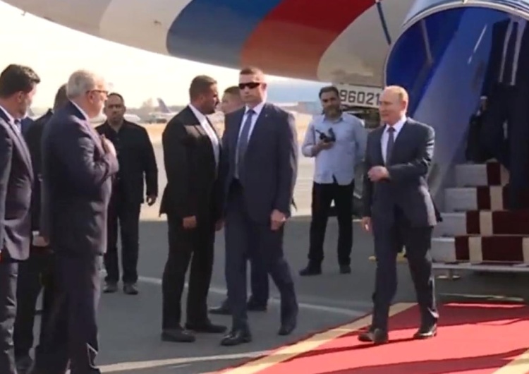 Władimir Putin  Co się stało z ręką Putina? Nietypowe zachowanie prezydenta Rosji [WIDEO]