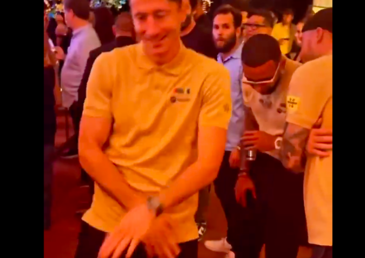  Tak tańczy Lewandowski. Nagranie z imprezy Barcelony podbija sieć [WIDEO]
