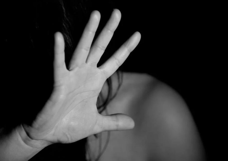 Wielka Brytania: Z powodu wojny na Ukrainie groźni przestępcy seksualni pojechali do Polski