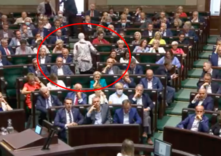  Premier zdążył tylko wejść na sejmową mównicę. Oto co zrobiła poseł KO [WIDEO] 