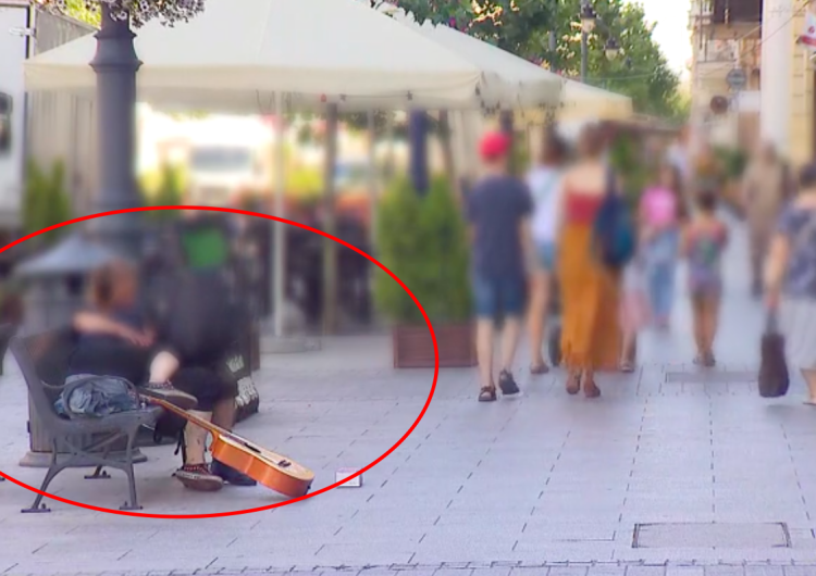 Obsceniczny skandal w Łodzi. Zrobili to na ławce w centrum miasta. Przyłapał ich miejski monitoring