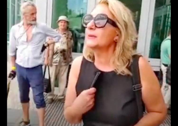 Stanęła naprzeciw agresywnych zwolenników opozycji.
