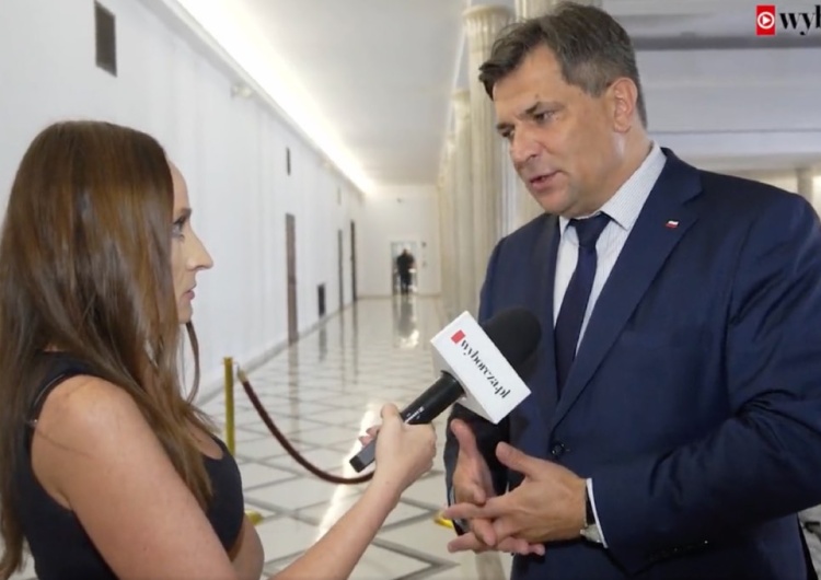  Poseł PiS nie przebierał w słowach po pytaniu dziennikarki „Wyborczej”. „Mam odruch wymiotny” [WIDEO]