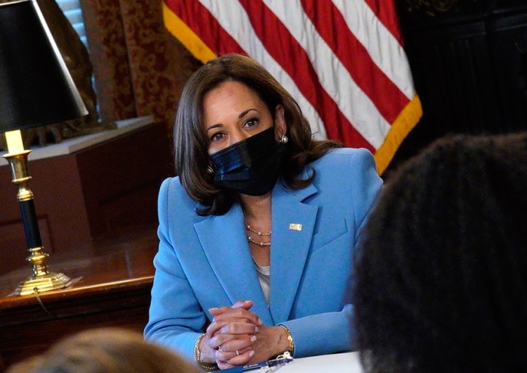 Wiceprezydent USA Kamala Harris Kamala Harris zaczyna przemówienie od… oświadczenia, że jest kobietą. „Moje zaimki to…” [WIDEO]