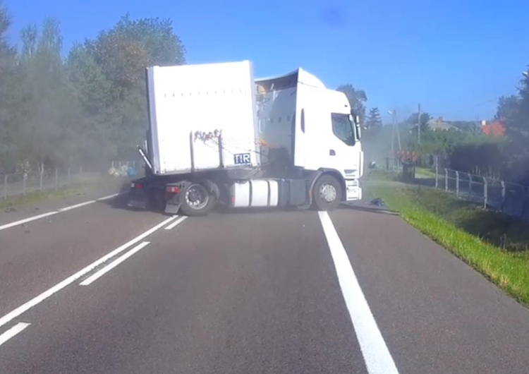 Groźny wypadek na Lubelszczyźnie Groźny wypadek w Fajsławicach. Zjechał na przeciwległy pas wprost pod pędzącego tira [WIDEO]