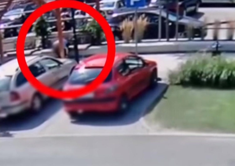 Policjant ratuje turystę Dramatyczna walka o życie przechodnia. Uratował go policjant [WIDEO]