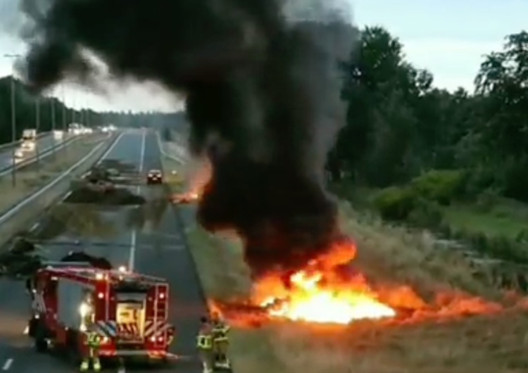  „Oni nie żartują”. Ogień na autostradach. Potężne protesty rolników w Holandii [WIDEO]