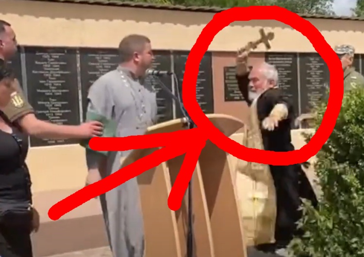 Duchowny Cerkwi Patriarchatu Moskiewskiego bije krzyżem księdza Cerkwi Prawosławnej Ukrainy [WIDEO] Duchowny Cerkwi Patriarchatu Moskiewskiego pobił krzyżem księdza Cerkwi Prawosławnej Ukrainy
