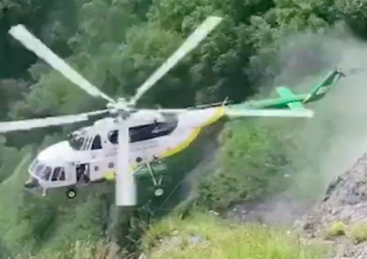  Śmigłowiec rozbił się o skały, nie żyje osiem osób. Wszystko nagrali [ WIDEO] 
