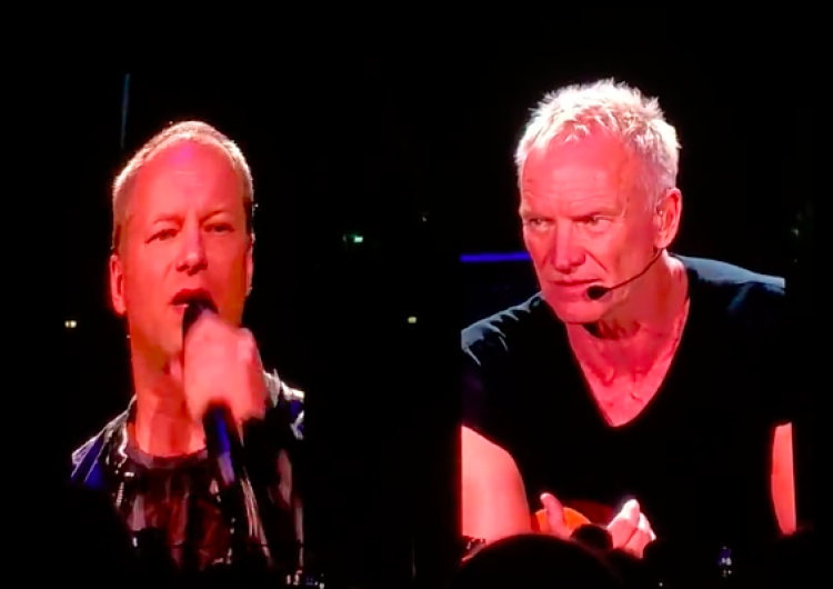  Sting przerwał koncert w Warszawie, by wygłosić przemówienie… o obronie demokracji. Zaprosił na scenę Stuhra [WIDEO]