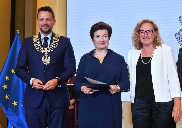 Hanna Gronkiewicz-Waltz Honorowym Obywatelem Warszawy. Rada miasta wręczyła odznaczenia
