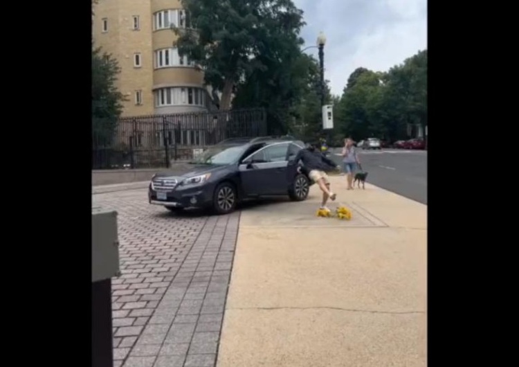 Pracownik rosyjskiej ambasady Skandaliczne zachowanie pracownika rosyjskiej ambasady. Sieć obiegło nagranie [WIDEO]