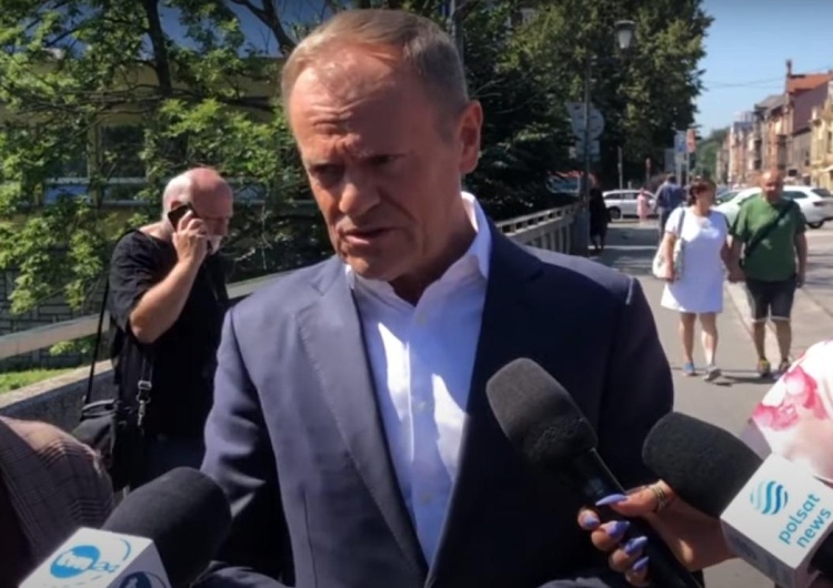 Donald Tusk w Cieszynie  „To nie ja jestem tutaj ekspertem, wy wiecie lepiej”. Mieszkaniec Cieszyna zadał Tuskowi niewygodne pytanie [WIDEO]