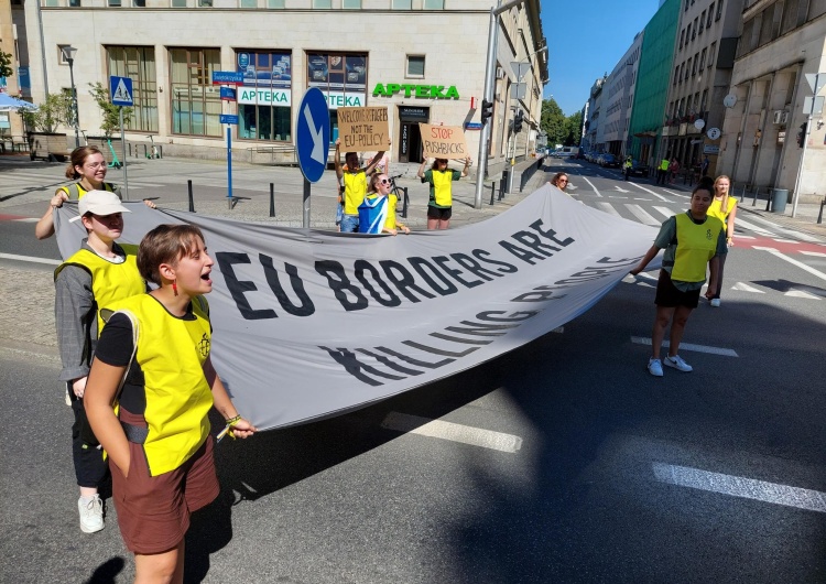  Aktywiści Amnesty International zorganizowali protest w Warszawie. „Rasistowskie granice”