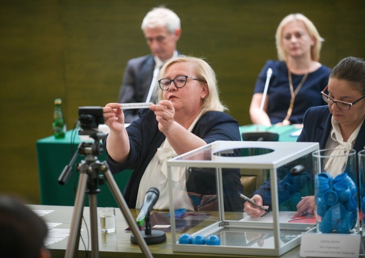 Losowanie sędziów do Izby Odpowiedzialności Zawodowej. Pierwsza Prezes Sądu Najwyższego Małgorzata Manowska Wylosowano kandydatów na sędziów nowej Izby Odpowiedzialności Zawodowej SN. Jednym z kandydatów prof. Kamil Zaradkiewicz