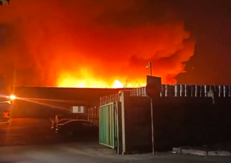  Silna eksplozja w Doniecku. Nagrano potężną kulę ognia. „Zlokalizowana była tam jedna z rosyjskich baz” [WIDEO]