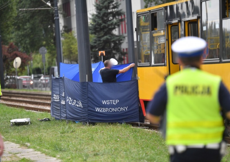  Koszmarny wypadek w Warszawie. Tramwaj ciągnął 5-latka przez kilkaset metrów. Dziecko nie żyje