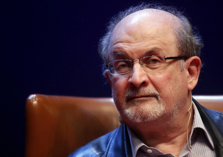 Atak na Salmana Rushdie. „Wiadomości nie są dobre”. Nowe informacje o stanie zdrowia pisarza