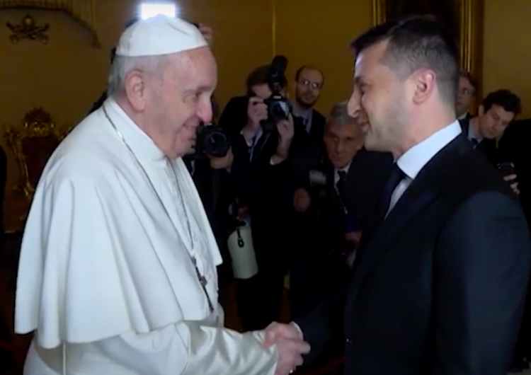 Papież Franciszek i Wołodymyr Zełenski Papież zadzwonił do prezydenta Zełeńskiego i wysłuchał informacji o rosyjskich zbrodniach