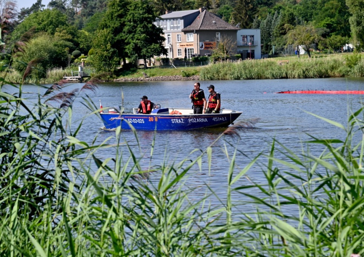 Gryfino, 16.08.2022. Strażacy stawiają na Odrze kolejną zaporę elastyczną mającą za zadanie wyłapywanie śniętych ryb Niemcy: Nowe informacje ws. katastrofy ekologicznej Odry. Są kolejne wyniki badań