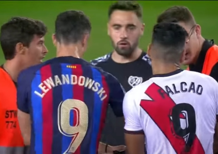  [WIDEO] Młody kibic wbiegł na boisko po meczu Barcelony. Interweniował sam Lewandowski 