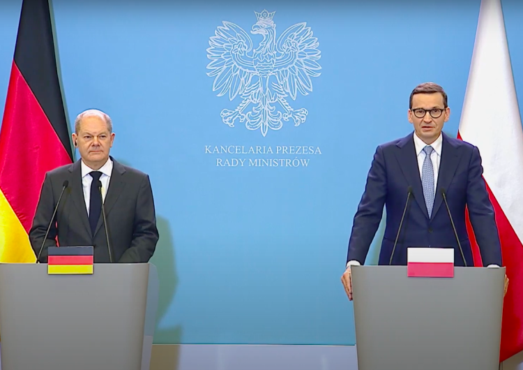 Od lewej: kanclerz Olaf Scholz, premier Mateusz Morawiecki Czy duch pojednania kłóci się z oczekiwaniem reparacji? Społeczna nauka Kościoła ws. relacji polsko-niemieckich