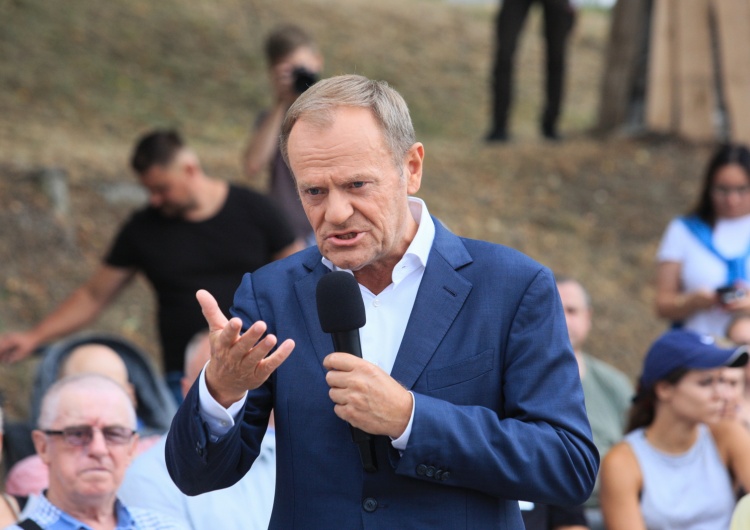 Donald Tusk „Rozmawialiśmy o stylu obecnego parlamentaryzmu”. Dziennikarka TVN tłumaczy słowa Tuska