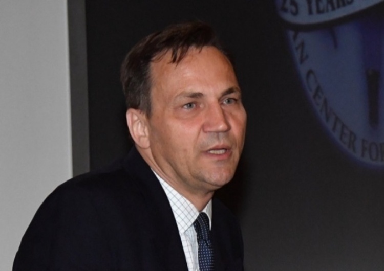 Koniec z wizami dla Rosjan? Radosław Sikorski się nie zgadza