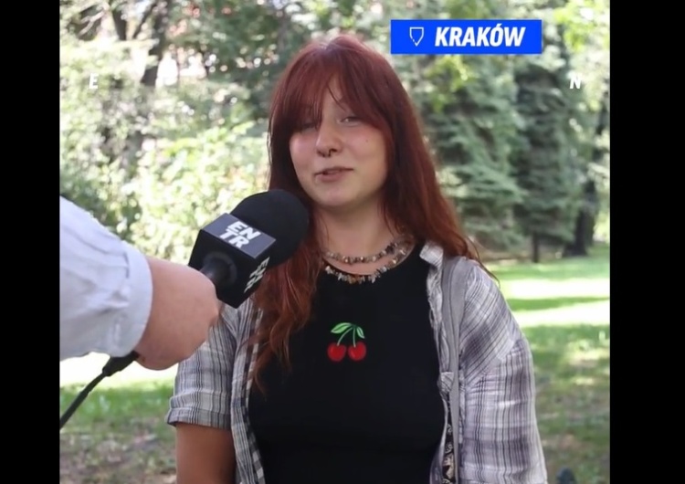 Młoda kobieta wypowiada się na temat chrztu Dziennikarz Onetu zapytał młode kobiety