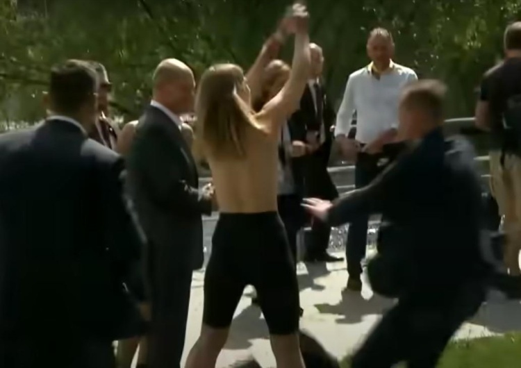 Kanclerz Niemiec Olaf Scholz Kanclerz Scholz myślał, że aktywistki chcą mieć z nim zdjęcie. Wtedy się rozebrały [WIDEO]