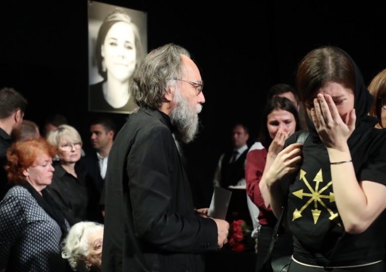  Pogrzeb Darii Duginy z otwartą trumną. Aleksander Dugin zabrał głos [WIDEO, FOTO]