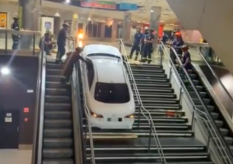  Auto wjechało na stację metra. Jest nagranie [WIDEO] 