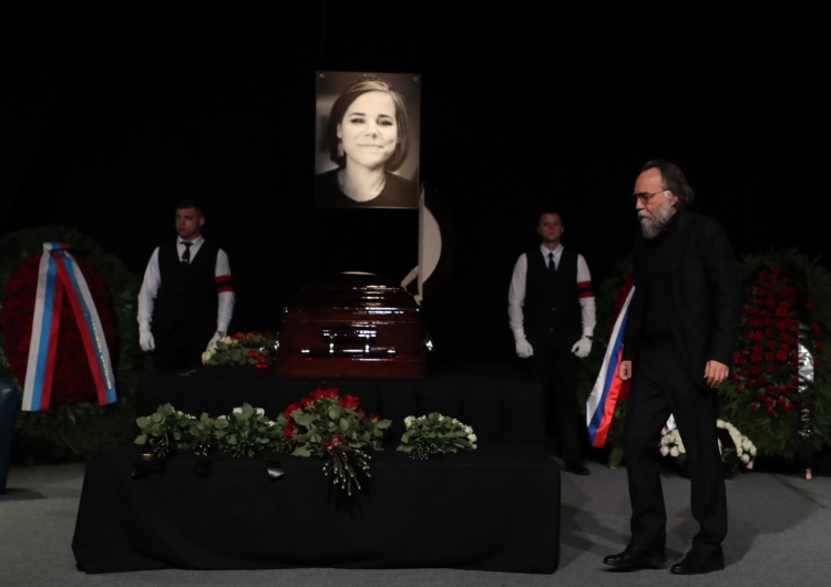 Pogrzeb Darii Duginy z otwartą trumną. Balsamista o spekulacjach wokół stanu ciała zmarłej