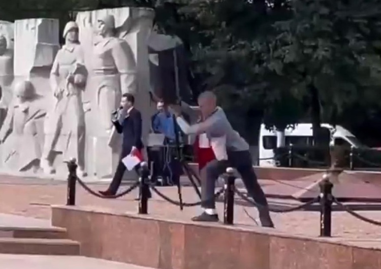 Rzucił o ziemię głośnikami  Rzucił o ziemię głośnikami grającymi rosyjski hymn. Poniesie konsekwencje? [WIDEO]