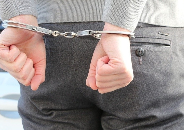 Kajdanki / zdjęcie poglądowe Poszukiwano go dwoma listami gończymi. Wpadł na randce z policjantką