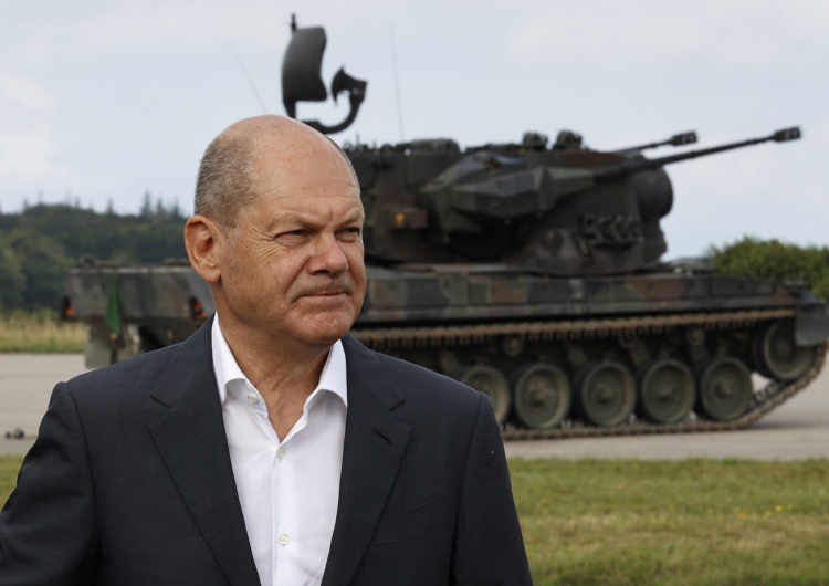 Kanclerz Niemiec Olaf Scholz Kanclerz Scholz odwiedził poligon, na którym szkolą się ukraińscy żołnierze. Zapewnił o wsparciu Niemiec