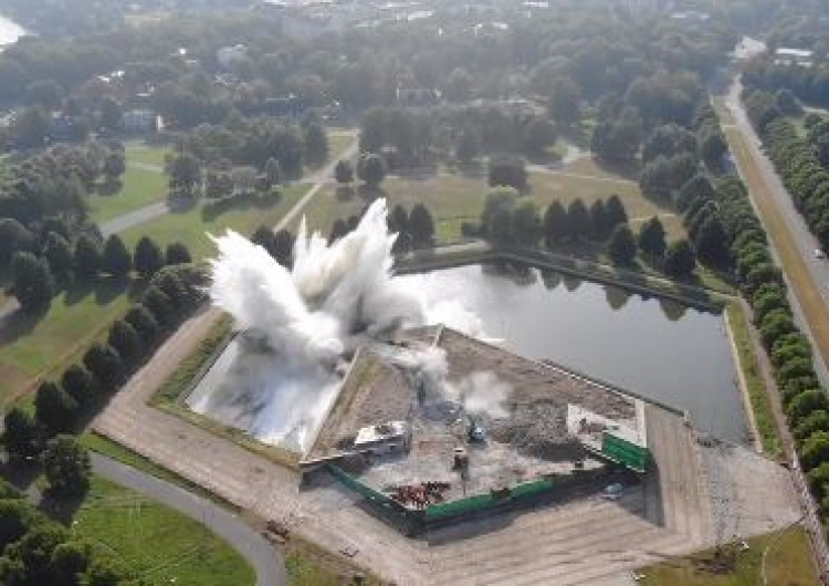  [WIDEO] Spektakularne! Tak na Łotwie runął gigantyczny sowiecki pomnik w Parku Zwycięstwa