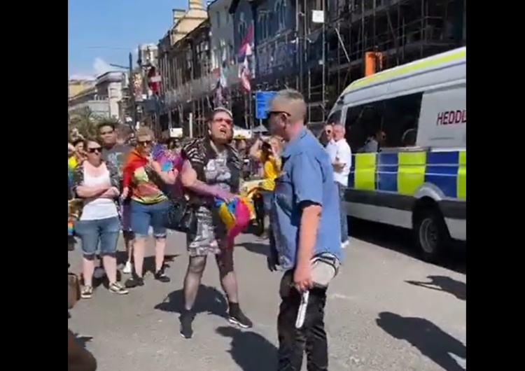 Awantura na Pride Cymru w Cardiff Lesbijki zostały wyrzucone z parady LGBT w Cardiff ponieważ... przeszkadzały
