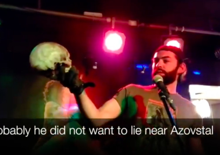  „Trzyma w ręku czaszkę ukraińskiego żołnierza”. Szokujące wystąpienie rosyjskiego najemnika [WIDEO]