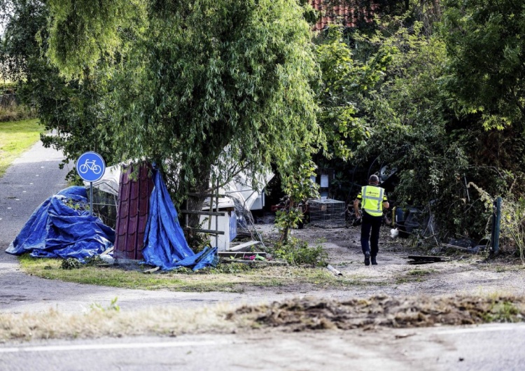 Policjant na miejscu wypadku dzień po tym, jak ciężarówka zjechała z grobli na osoby uczestniczące w imprezie. Nieuw-Beijerland, Holandia Rośnie liczba ofiar tragicznego wypadku w Holandii. Nowe informacje