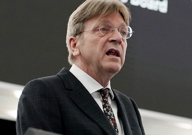 Guy Verhofstadt Guy Verhofstadt: „Bez względu na to, jak kluczową rolę Polska odgrywa w pomaganiu Ukrainie, NIE otrzyma unijnych funduszy”