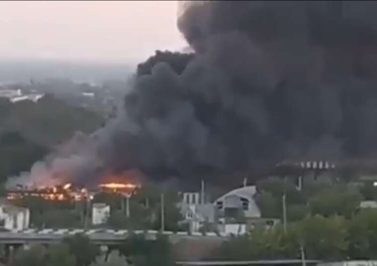  Potężny słup dymu nad Krymem. Sprzeczne informacje [WIDEO]